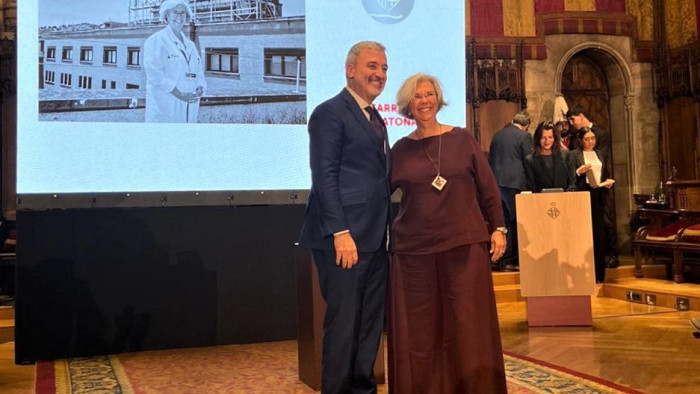 L'alcalde de Barcelona entrega la Medalla d'Honor 2023 a la Dra. Elena Carreras