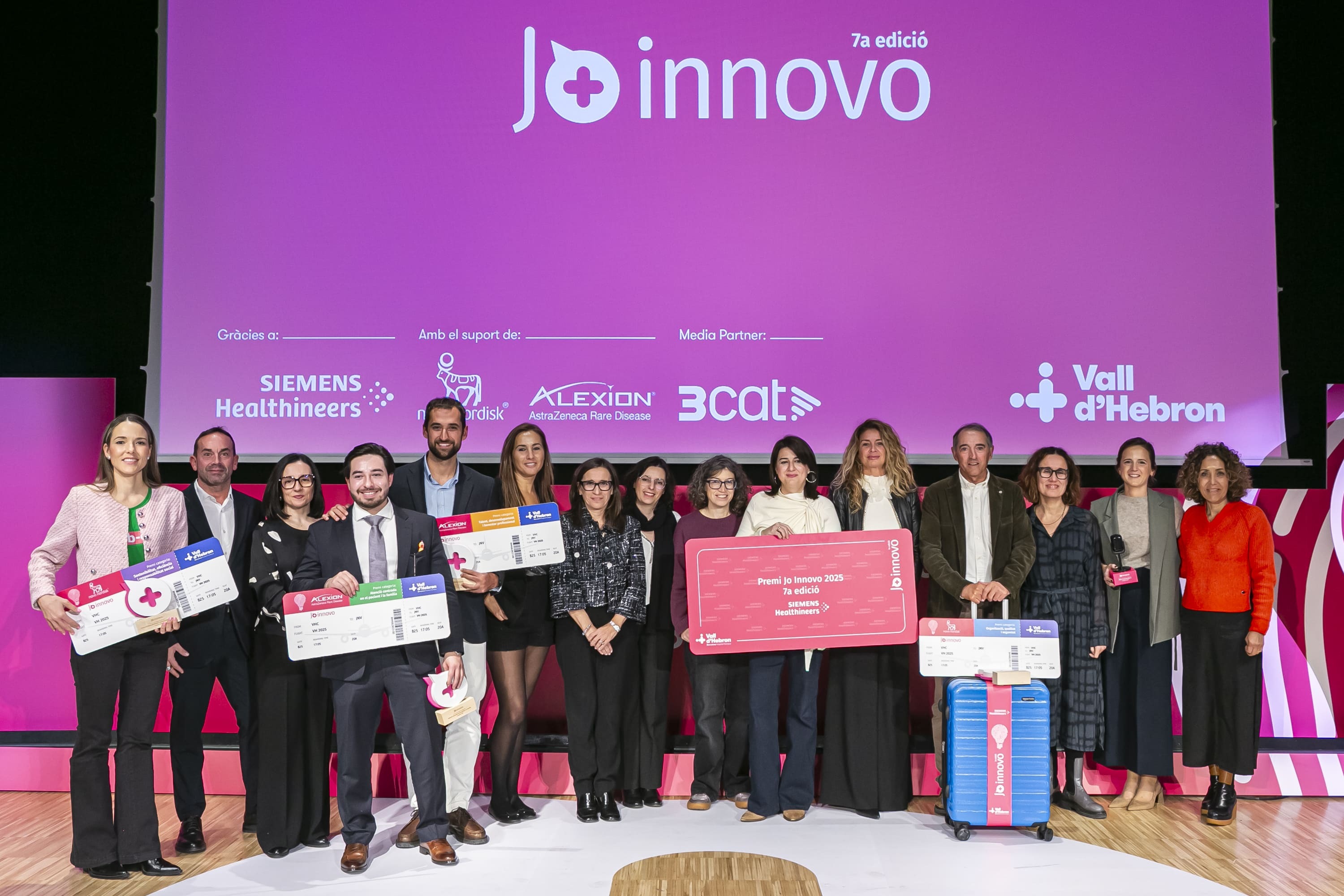 Fotografia grupal de tots els guanyadors de la 7a edició del Jo innovo