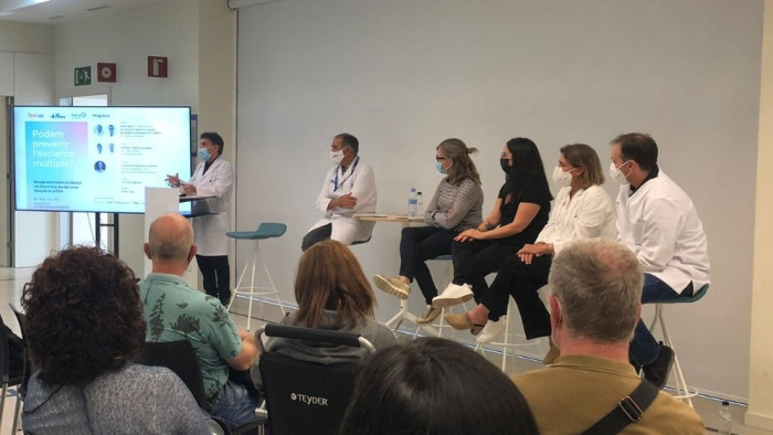 Moment de la conferència conferència: 'Podem prevenir l’esclerosi múltiple?'