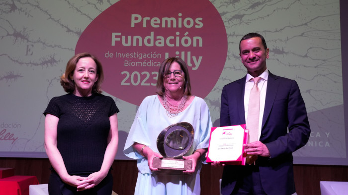 Dra. Maria Buti recollint el Premi Fundació Lilly