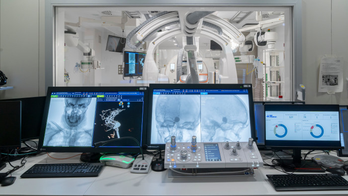 Sala One Step Ictus de Vall d'Hebron, que transforma l’atenció al pacient d’ictus isquèmic i hemorràgic concentrant tot el seu abordatge en una única sala d’accés directe per tal de reduir el temps d’actuació des que arriba al Servei d’Urgències fins que rep el tractament