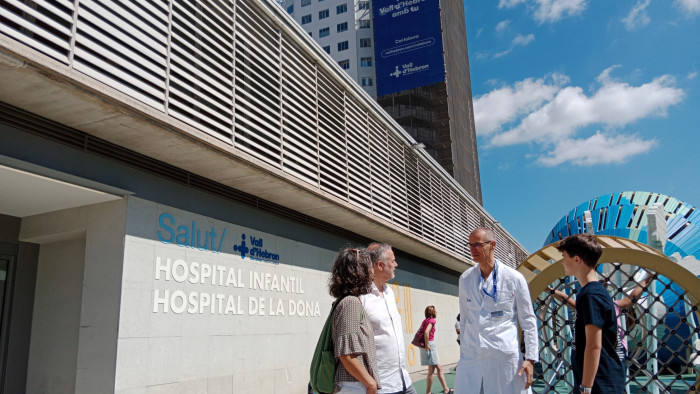 Família del Quim, pacient d'ECMO pediàtrica, i Dr. Joan Balcells