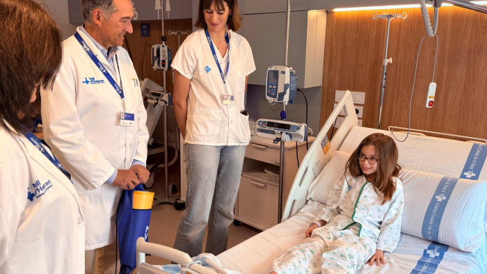 El gerent entrega kit de benvinguda de HP a una pacient pediàtrica