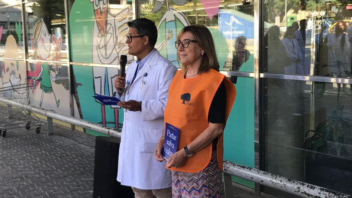 Dr. Ramos-Quiroga llegint el manfiest