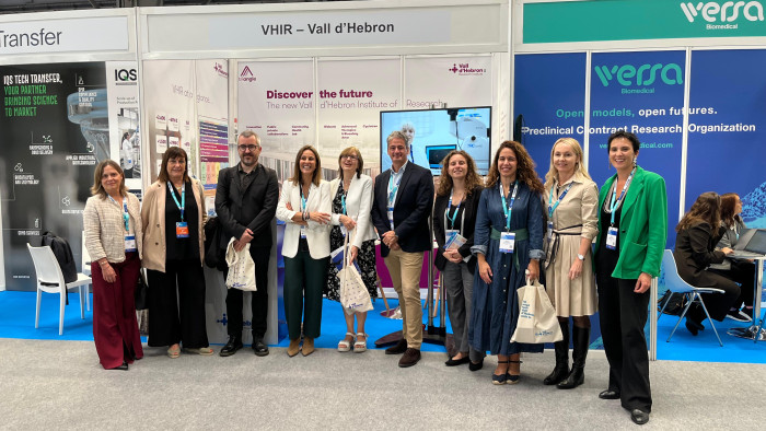 Autoritats a l'estand del VHIR