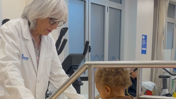 Mar Melendez amb un pacient d'espina bífida