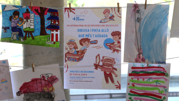 panell amb dibuxos fet per els nens i nenes