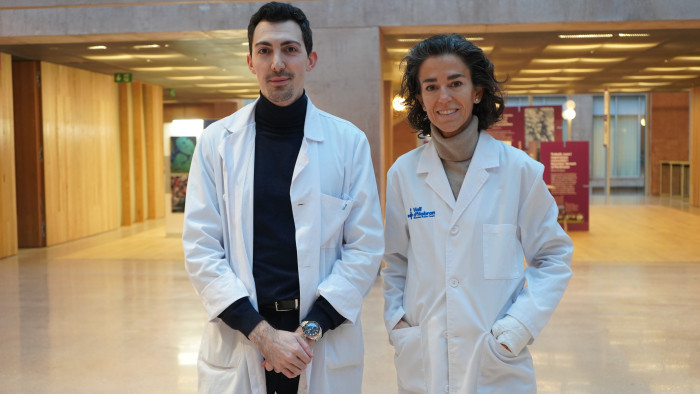 La Dra. Pozo-Rosich i el Dr. Caronna