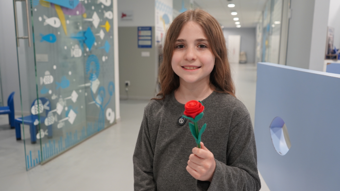 Nena amb rosa de Sant Jordi