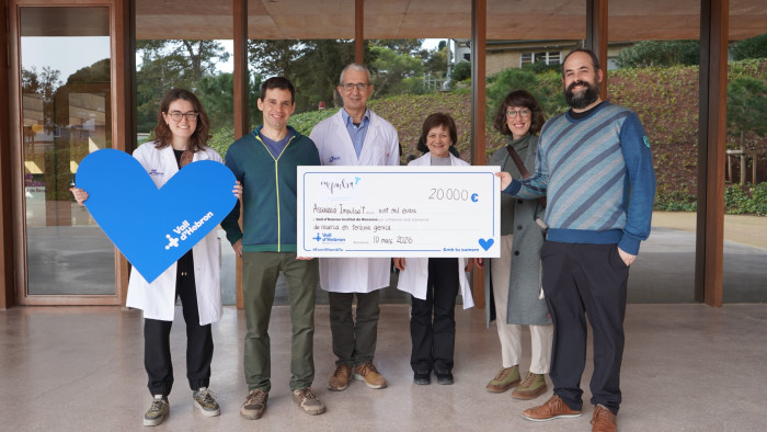 Entrega del xec solidari de l'associació ImpulsaT