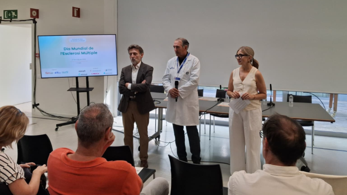 Dr. Salazar a l'esdeveniment d'esclerosi múltiple del Cemcat