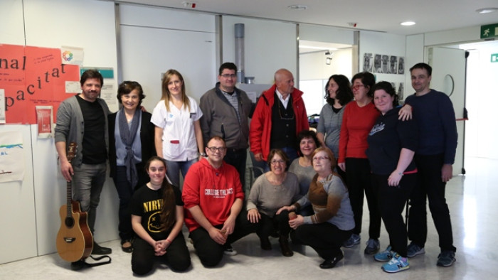 La coral de pacients del Servei de Medicina Física i Rehabilitació de l'Hospital Vall d'Hebron canta amb Andreu Rifé, l’autor de la cançó Fil de Llum