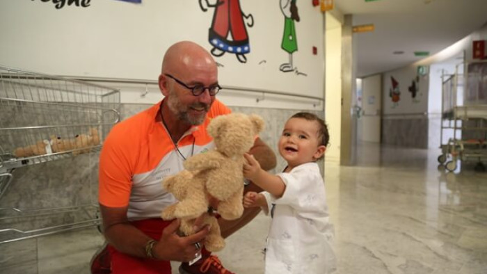 El ciclista solidari Jörg Richter visita l'Hospital Maternoinfantil Vall d'Hebron.