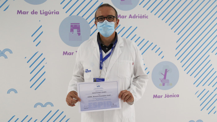 El doctor Antoni Soriano amb el premi de l'ESPID
