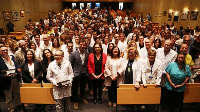 L’acte ha tingut lloc a la sala d’actes de l’Hospital Universitari Vall d’Hebron i ha comptat amb la participacio del conseller de Salut, Antoni Comín, i de les alcaldesses de Barcelona, Ada Colau, i de Cambrils, Camí Mendoza .