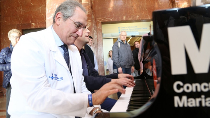 El gerent de l'Hospital Vall d'Hebron tocant el piano dins del Concurs Internacional de Música Maria Canals