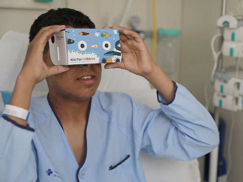 Nen hospitalitzat amb unes ulleres de realitat virtual