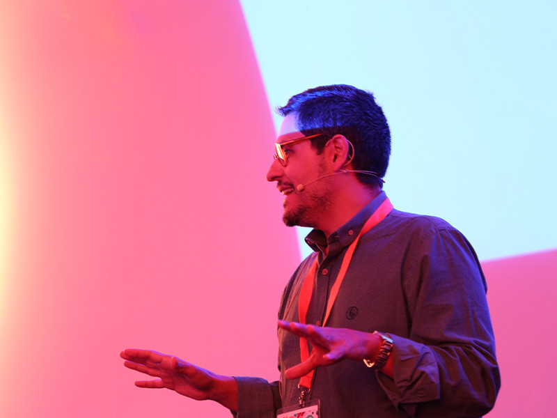 Ramos Quiroga fent una conferència