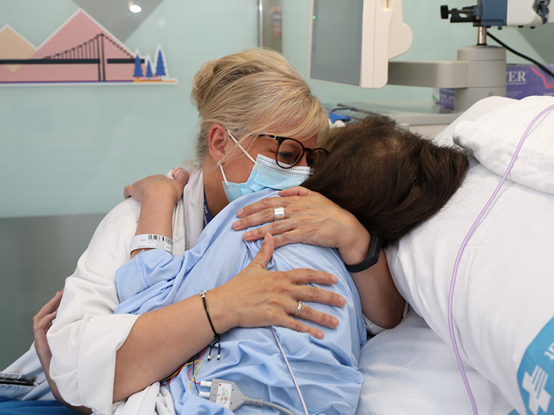 Professional abraçant un pacient a l'Hospital Vall d'Hebron