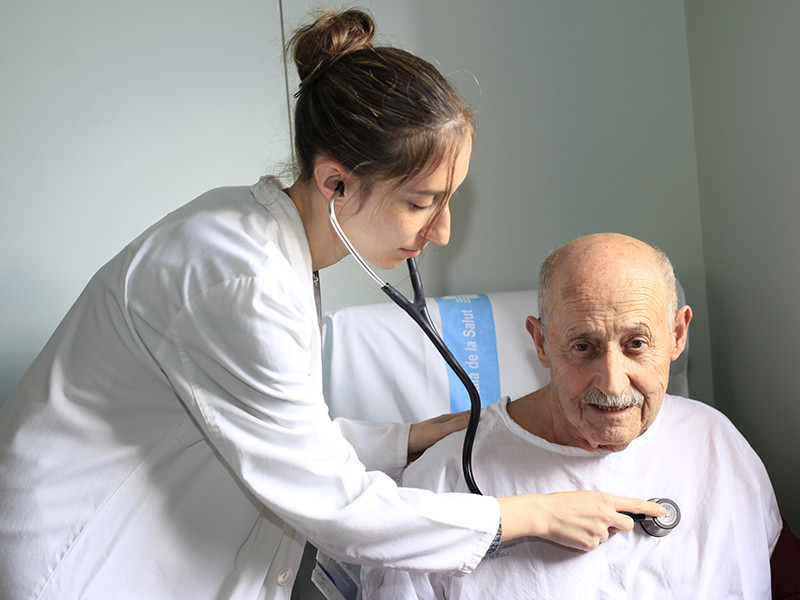 Una professional ausculta a un pacient a l'Hospital Vall d'Hebron