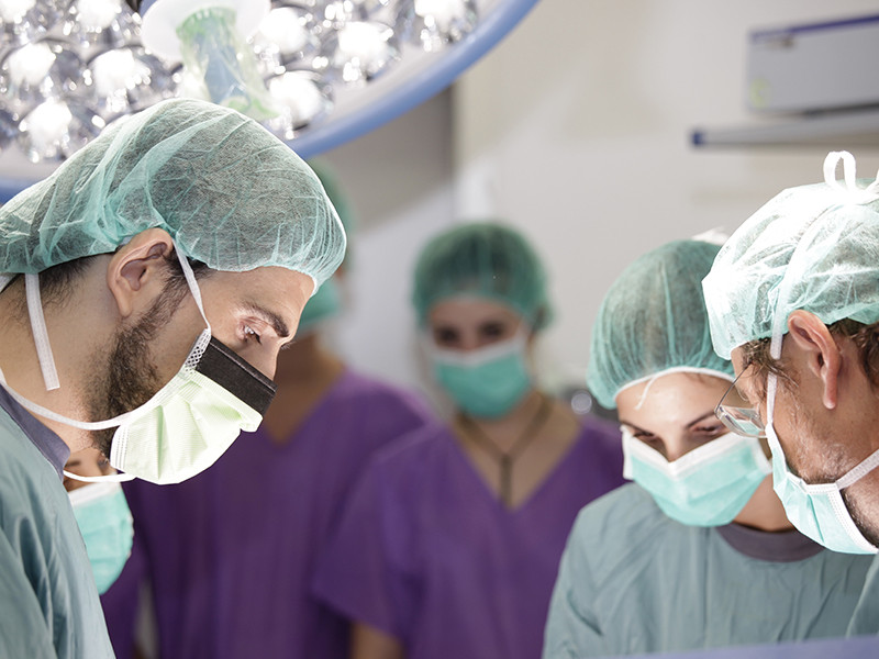 Professionals dins un quiròfan a l'Hospital Vall d'Hebron
