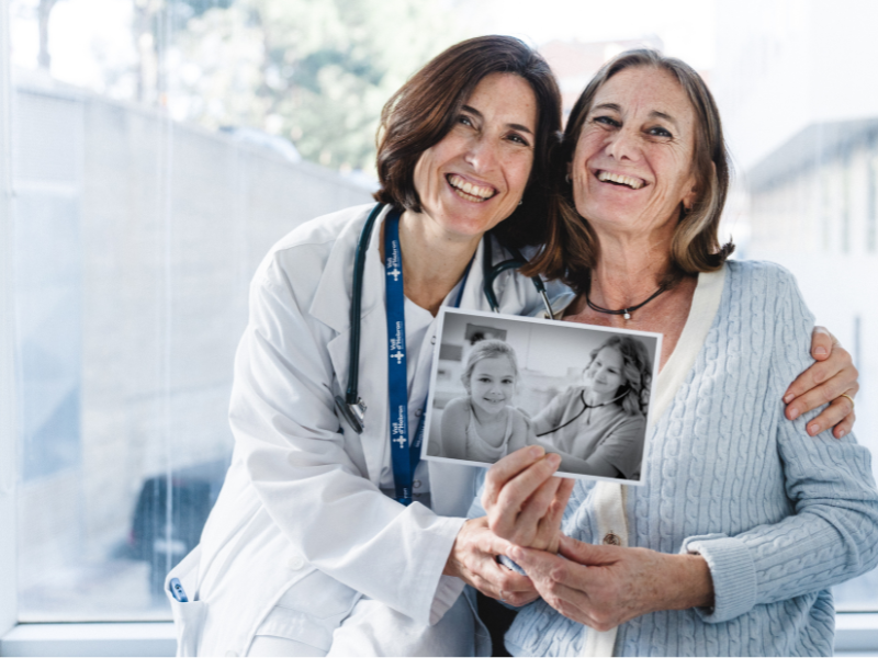 Pacient de Vall d'Hebron sosté una fotografia vintage per celebrar els 70 anys de l'Hospital