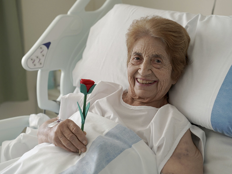 Pacient de l'Hospital de Traumatologia sostenint la rosa solidària