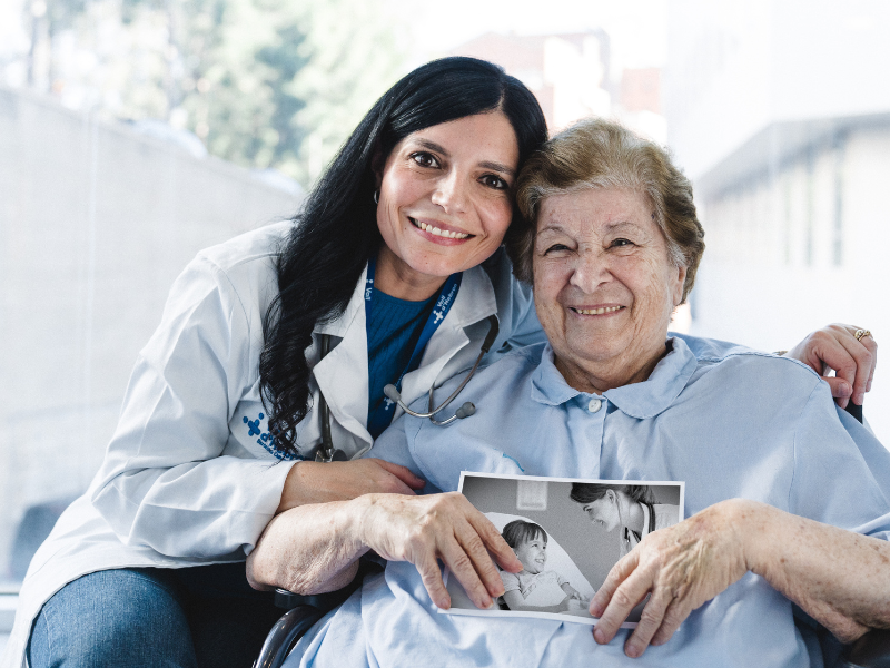 Pacient de Vall d'Hebron sosté una fotografia vintage per celebrar els 70 anys de l'Hospital