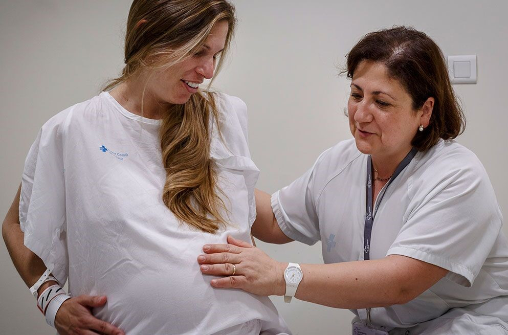 Professional de Vall d'Hebron amb una dona embarassada