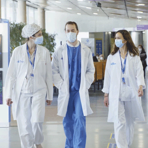 Residents caminant per Vall d'Hebron