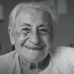 Col·labora amb Vall d'Hebron - Fotografia en blanc i negre de la Gertrudis, pacient de Vall d'Hebron