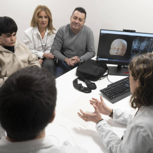 Pacient operat de distonia a Vall d'Hebron a la consulta amb els metges encarregats del seu seguiment